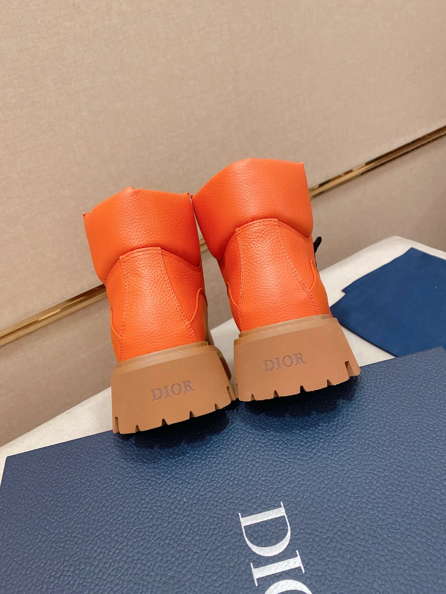 Factory price: 580💰 [Dior·Dior] New casual high-top men's shoes, new spring and summer design, perfect workmanship, lace-up lazy style to create wardrobe quality, upper: imported first-layer cowhide, high-grade sheepskin lining soft and comfortable, ultra-light TPU wear-resistant outsole, simple, versatile fashion men's shoes, excellent color code number 38-44. Customized at 45.46